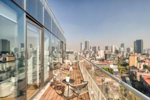 balcón con vistas a la ciudad en ULIV Mexico City, en Ciudad de México