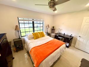 フォート・ローダーデールにあるPOOLSIDE MANOR - Men Only Clothing-Optionalのベッドと机と窓のある寝室 +23枚の写真