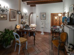 a room with a desk and chairs and a table with a laptop at Mondo Antico R&B in Cesena