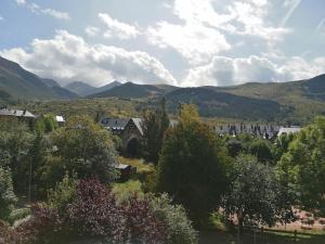 a view of a town with mountains in the background at Apartamento con chimenea y vistas Falcó 10 in Pla de l'Ermita