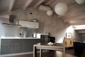 Η κουζίνα ή μικρή κουζίνα στο Attico Centro San Damiano d'Asti +29 φωτογραφίες