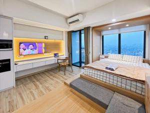 Postel nebo postele na pokoji v ubytování Stylish Studio SouthGate Apt with Pool, Gym, Netflix by 2ndHome