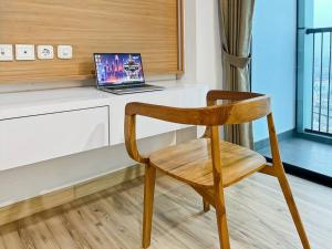 TV a/nebo společenská místnost v ubytování Stylish Studio SouthGate Apt with Pool, Gym, Netflix by 2ndHome