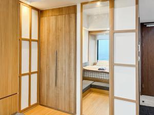 Postel nebo postele na pokoji v ubytování Stylish Studio SouthGate Apt with Pool, Gym, Netflix by 2ndHome