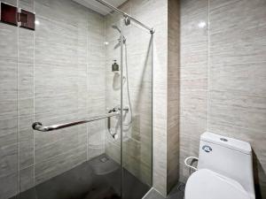 Koupelna v ubytování Stylish Studio SouthGate Apt with Pool, Gym, Netflix by 2ndHome