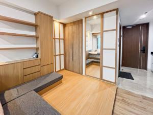Fotografie z fotogalerie ubytování Stylish Studio SouthGate Apt with Pool, Gym, Netflix by 2ndHome v destinaci Jakarta