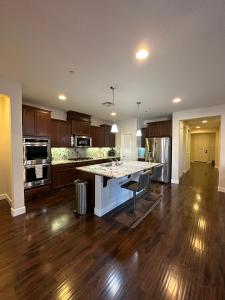 Η κουζίνα ή μικρή κουζίνα στο Amazing Lincoln Home with Pool and Hot Tub +20 φωτογραφίες