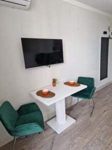 TV a/nebo společenská místnost v ubytování Green Side Apart Hotel gonio adjara georgia