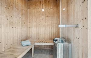 eine Sauna mit einer Bank in einer Holzwand in der Unterkunft Gorgeous Home In Hvide Sande With Sauna in Bjerregård + 26 Fotos