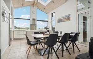 eine Küche mit Tisch und Stühlen in einem Zimmer in der Unterkunft Gorgeous Home In Hvide Sande With Sauna in Bjerregård