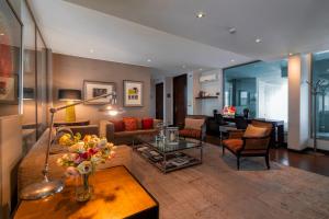 a living room with a couch and a table at Hotel Los Españoles Plus in Santiago