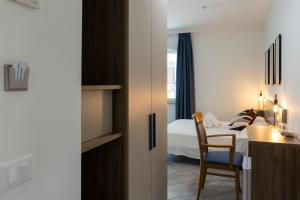 a bedroom with a bed and a desk and a chair at Sperlonga Center Holiday in Sperlonga