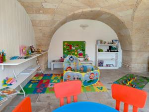 Dětský klub v ubytování Masseria Corda Di Lana Hotel & Resort