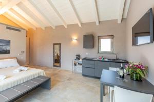 TV a/nebo společenská místnost v ubytování Basumse Holiday Apartments, Langhe