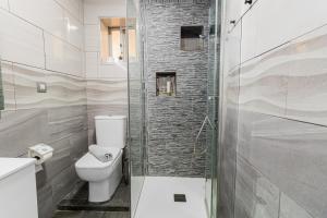 Koupelna v ubytování Urban Nest Suites + 20 fotografií