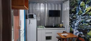 A cozinha ou cozinha compacta de Morada Sol e Lua Container Guarda do Embaú com Ar condicionado