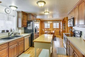 eine große Küche mit Holzschränken und ein Esszimmer in der Unterkunft Scenic Views and Game Room Garden City Retreat! in Garden City