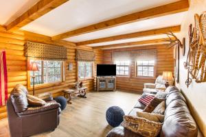 ein Wohnzimmer mit Ledermöbeln und einem TV in der Unterkunft Scenic Views and Game Room Garden City Retreat! in Garden City