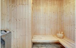 Sønder HurupにあるPet Friendly Home In Hadsund With Saunaの木製のベンチが備わった木製のサウナ +25枚の写真