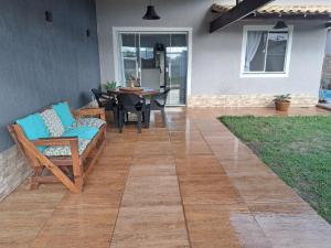 a patio with two chairs and a table and a table at Piscina, lazer e diversão em Cabo Frio in Cabo Frio