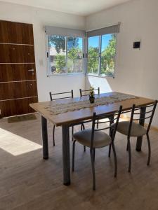 a dining room table with four chairs and a table at Loft Terraza 9I7 Cochera en Excelente Ubicación in Villa Mercedes