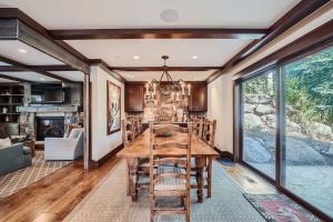 Ruang duduk di Vails View House 4Bdrm Private Winter Sale Now