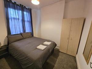 Postel nebo postele na pokoji v ubytování Cozy Room By Gloucester Road