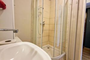 a bathroom with a shower and a toilet and a sink at CosyAcommodationManufaktura&Orientarium&AtlasArena in Łódź