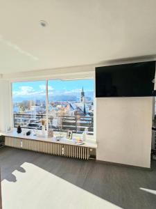 sala de estar con ventana grande con vistas a la ciudad en Sanosueno 5, en Sonthofen