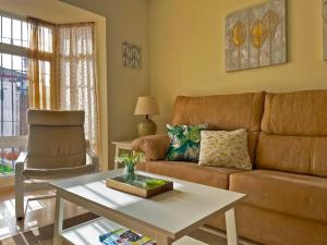 a living room with a couch and a table at Casa Los Henke - Ole Solutions in El Puerto de Santa María