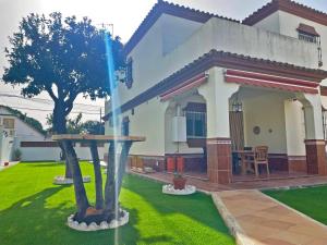 a house with a water fountain in the yard at Casa Los Henke - Ole Solutions in El Puerto de Santa María