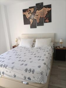 - une chambre avec un lit et une carte murale dans l'établissement Alminares Playa 3 dormitorios, à Aguadulce