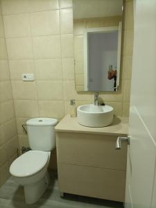 une salle de bains blanche avec toilettes et lavabo dans l'établissement Alminares Playa 3 dormitorios, à Aguadulce