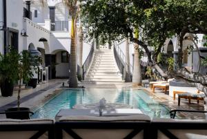 拉巴斯Casa 1880 - Adults Only的建筑物中间有喷泉的游泳池