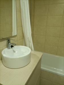 une salle de bains avec un lavabo blanc et une douche dans l'établissement Alminares Playa 3 dormitorios, à Aguadulce 21 autres photos