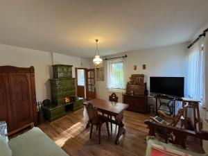 TV a/nebo společenská místnost v ubytování Tulipános Ház