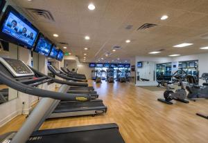 un gimnasio con varias cintas de correr y máquinas de cardio en Westgate Vacation Villas Resort, en Orlando