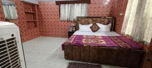 Un dormitorio con una cama grande en una habitación. en Shriji Home stay, en Mathura