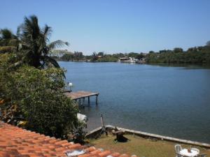 巴哈結松朱恩的住宿－普薩達內維斯帕拉伊索熱帶酒店，水体,有码头和棕榈树