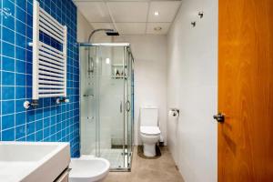 a bathroom with a toilet and a glass shower at Moderno apartamento con vistas al mar en Valencia in Valencia +18 photos