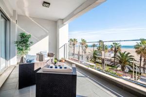 a balcony with a view of the beach at Moderno apartamento con vistas al mar en Valencia in Valencia