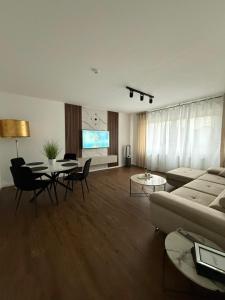 マールにあるTop Lage in Marl! Neu renovierte Wohnung bis 6 Personのソファとテーブルのあるリビングルーム