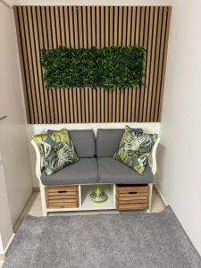 Un sofá con dos almohadas encima en una habitación. en Appartement cosy, en Wolfisheim