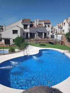 Πισίνα στο ή κοντά στο TEJADILLA Casita Rural Cerca de Sevilla con Chimenea