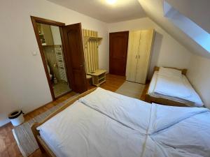 Postel nebo postele na pokoji v ubytování Pensiunea Hétvezér Panzió
