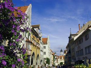 a city street with buildings and purple flowers at Ferienwohnung Altes Haus 1 in Lindau