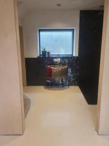 un soggiorno con un tavolo e una finestra di The Old Milking Barn Loft a Tiverton