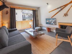 un salon avec un canapé et une cheminée dans l'établissement Appartement central avec terrasse au Monêtier-les-Bains - FR-1-808-13, au Monêtier-les-Bains