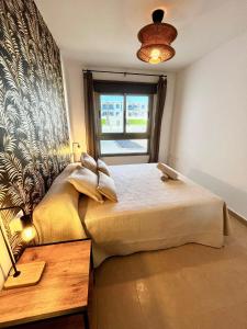 una camera da letto con un letto grande e una finestra di Casa Oti en Roque del Mar a Costa de Antigua