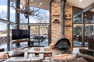 Ruang duduk di Ski In and Out, Short Walk or Drive to Ski and Bike Access, Private Hot Tub, Sleeps 6
